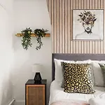 Aesthetic Cambridge Cottage Sleeps 5!