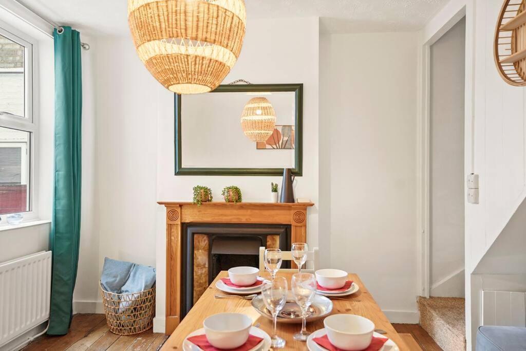 Apartment Aesthetic Sleeps 5!